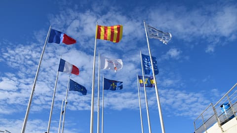 Les drapeaux de l'Office du Tourisme à Cavalaire